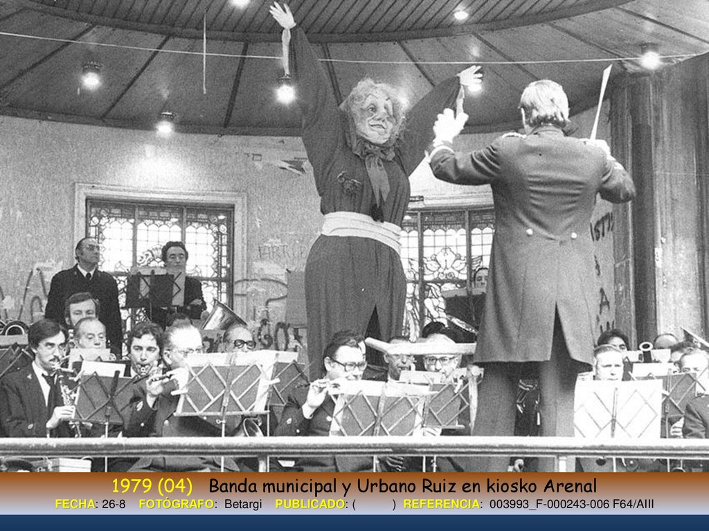 1979 (04) Banda municipal y Urbano Ruiz en kiosko Arenal