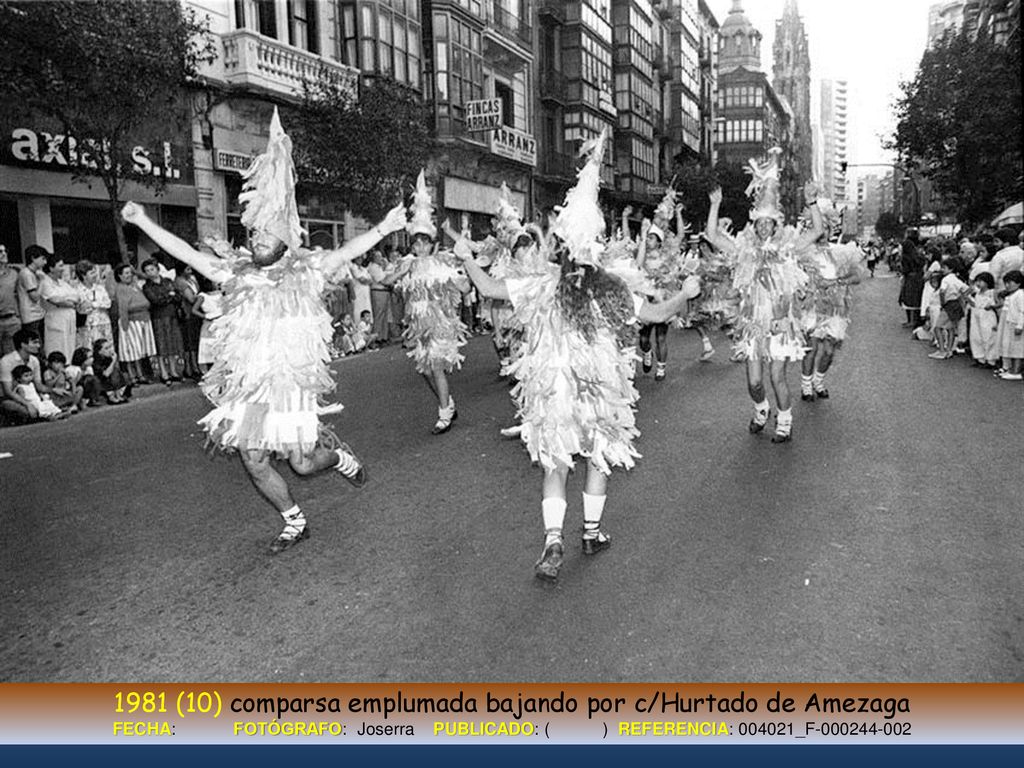1981 (10) comparsa emplumada bajando por c/Hurtado de Amezaga