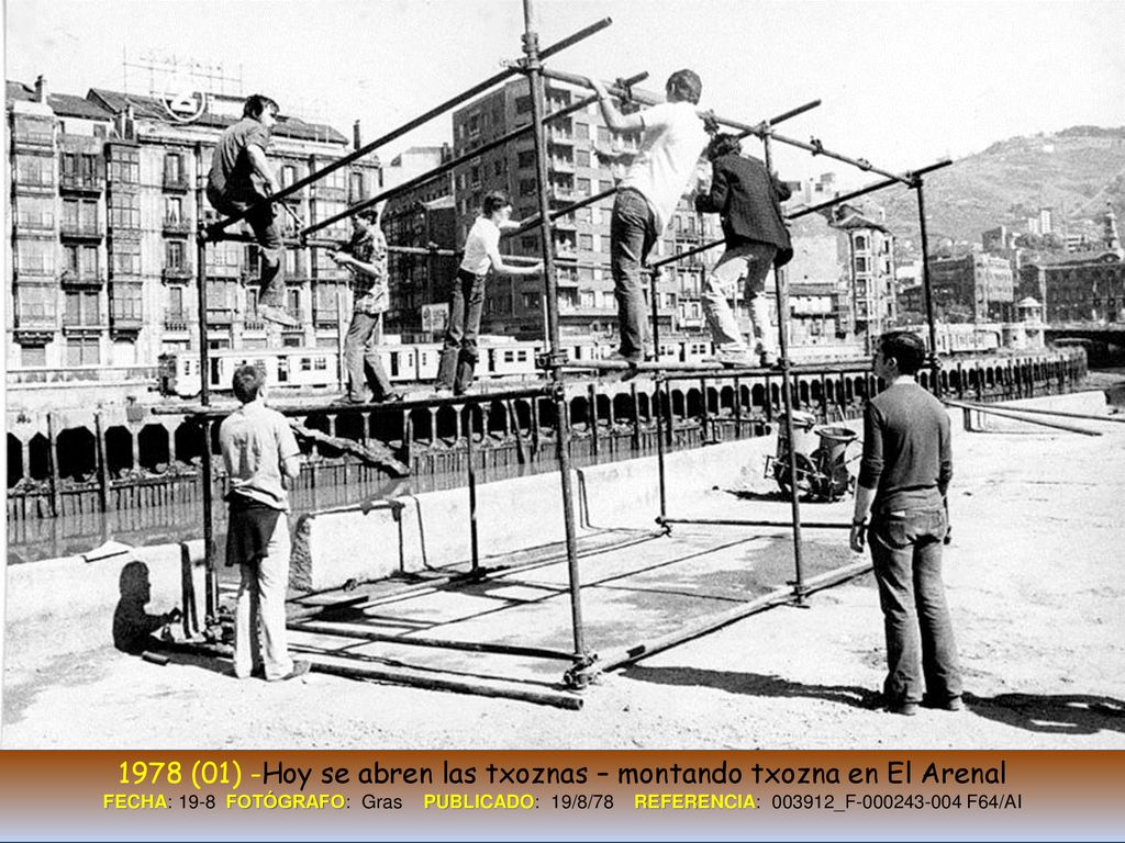 1978 (01) -Hoy se abren las txoznas – montando txozna en El Arenal
