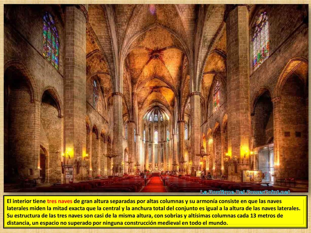El interior tiene tres naves de gran altura separadas por altas columnas y su armonía consiste en que las naves laterales miden la mitad exacta que la central y la anchura total del conjunto es igual a la altura de las naves laterales.