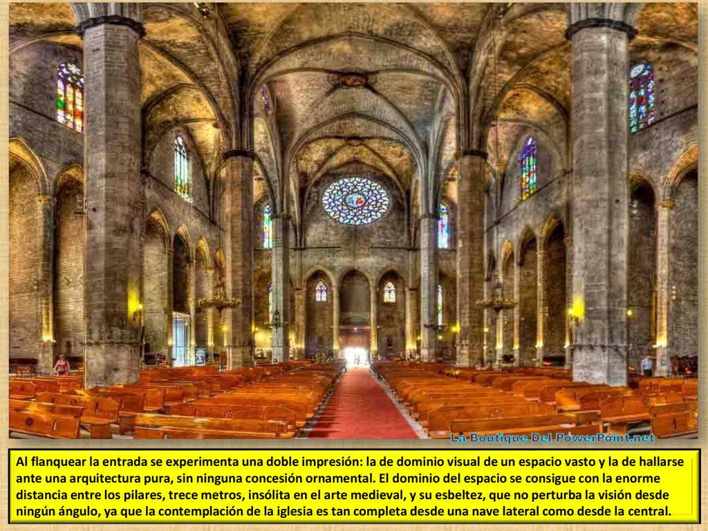 Al flanquear la entrada se experimenta una doble impresión: la de dominio visual de un espacio vasto y la de hallarse ante una arquitectura pura, sin ninguna concesión ornamental.