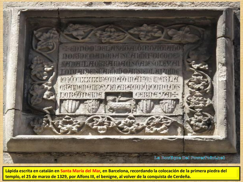 Lápida escrita en catalán en Santa María del Mar, en Barcelona, recordando la colocación de la primera piedra del templo, el 25 de marzo de 1329, por Alfons III, el benigne, al volver de la conquista de Cerdeña.