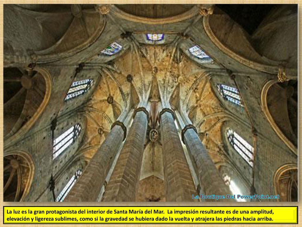 La luz es la gran protagonista del interior de Santa María del Mar