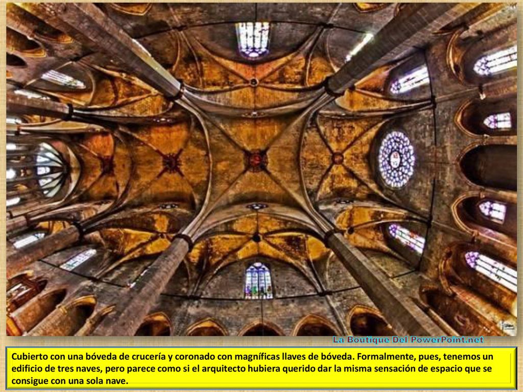 Cubierto con una bóveda de crucería y coronado con magníficas llaves de bóveda.