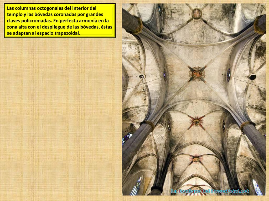 Las columnas octogonales del interior del templo y las bóvedas coronadas por grandes claves policromadas.