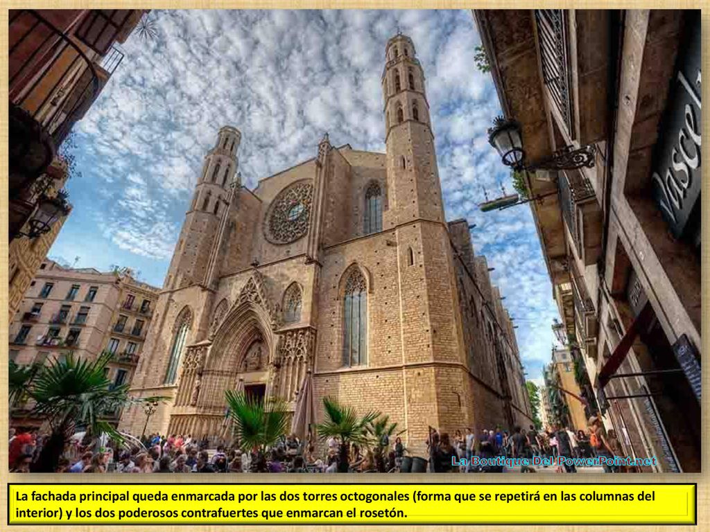 La fachada principal queda enmarcada por las dos torres octogonales (forma que se repetirá en las columnas del interior) y los dos poderosos contrafuertes que enmarcan el rosetón.