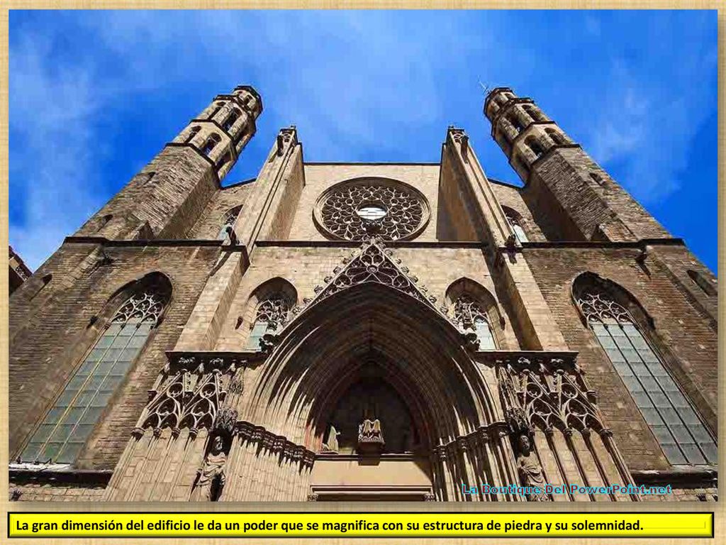 La gran dimensión del edificio le da un poder que se magnifica con su estructura de piedra y su solemnidad.