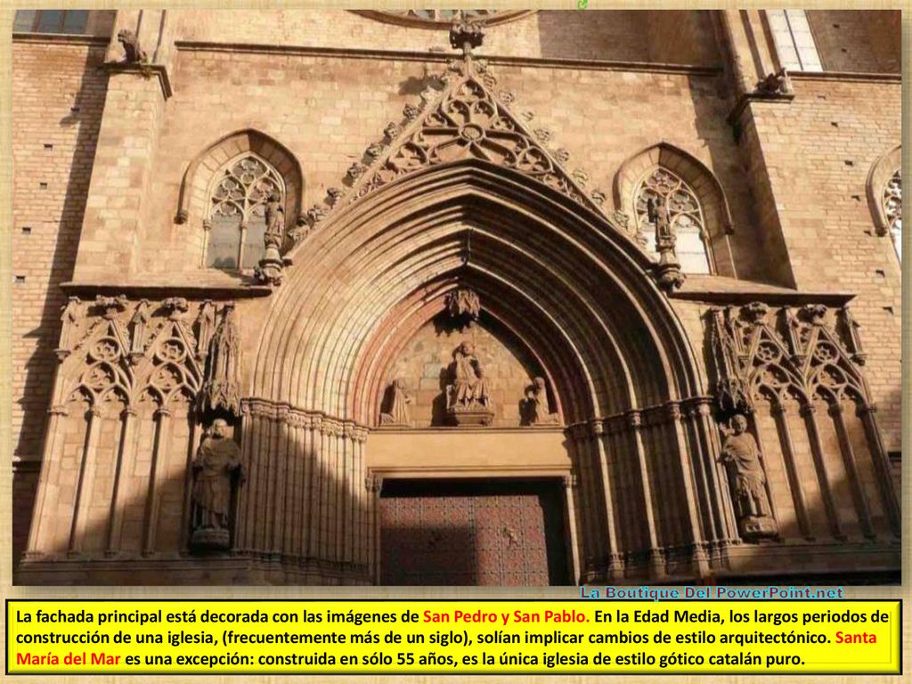 La fachada principal está decorada con las imágenes de San Pedro y San Pablo.