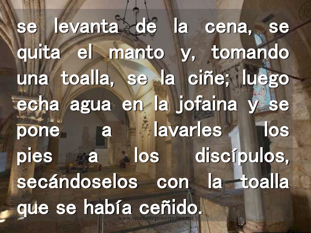 se levanta de la cena, se quita el manto y, tomando una toalla, se la ciñe; luego echa agua en la jofaina y se pone a lavarles los pies a los discípulos, secándoselos con la toalla que se había ceñido.
