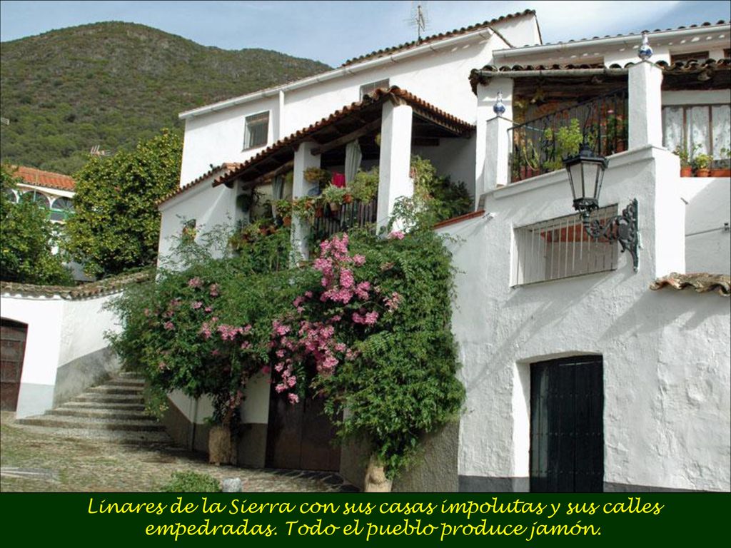 Linares de la Sierra con sus casas impolutas y sus calles empedradas