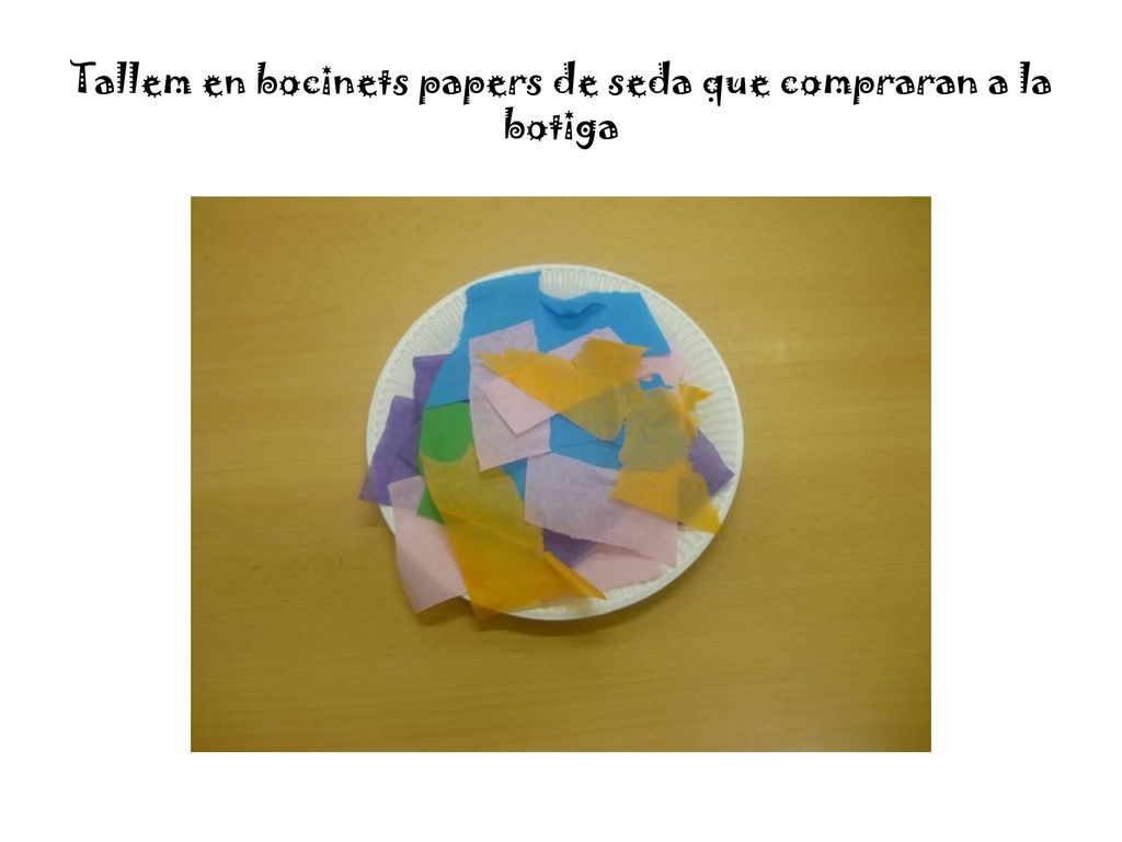 Tallem en bocinets papers de seda que compraran a la botiga