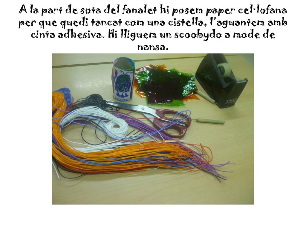 A la part de sota del fanalet hi posem paper cel·lofana per que quedi tancat com una cistella, l’aguantem amb cinta adhesiva.