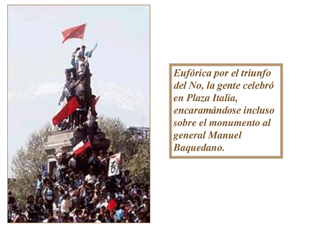 Eufórica por el triunfo del No, la gente celebró en Plaza Italia, encaramándose incluso sobre el monumento al general Manuel Baquedano.