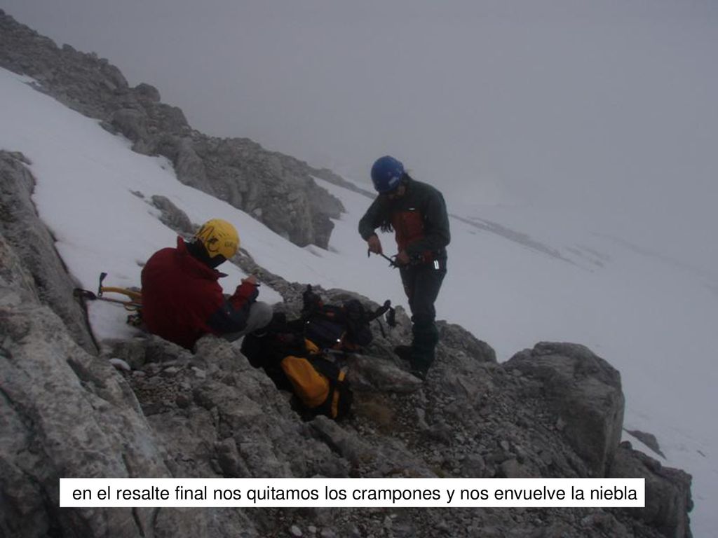 en el resalte final nos quitamos los crampones y nos envuelve la niebla
