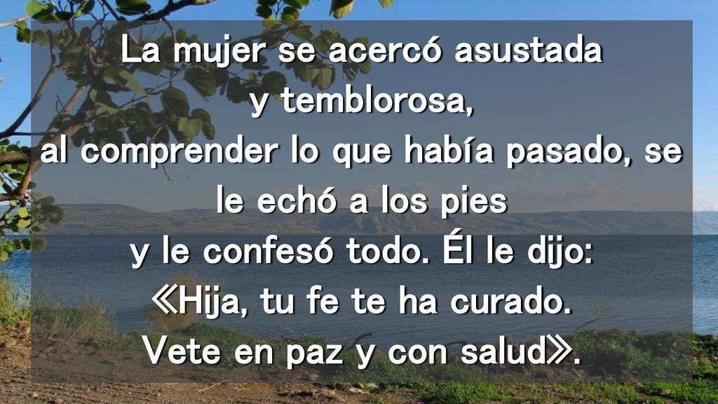 La mujer se acercó asustada y temblorosa, al comprender lo que había pasado, se le echó a los pies y le confesó todo.