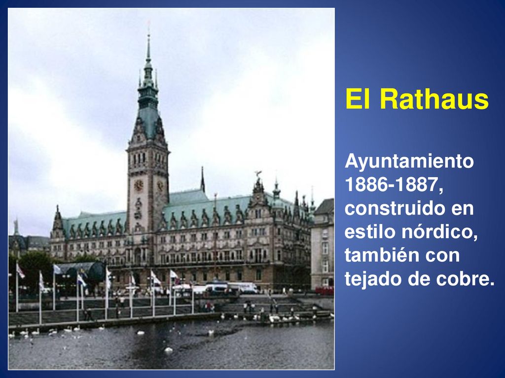 El Rathaus Ayuntamiento , construido en estilo nórdico, también con tejado de cobre.