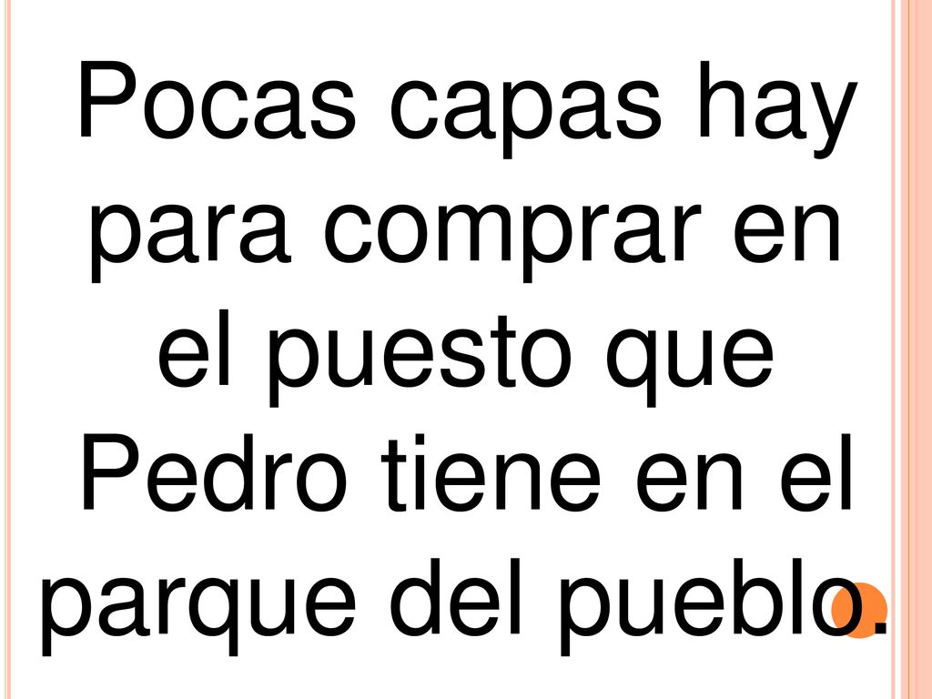 Pocas capas hay para comprar en el puesto que Pedro tiene en el parque del pueblo.