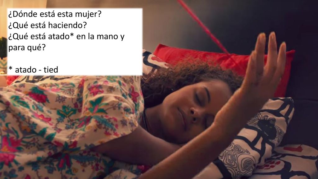¿Dónde está esta mujer ¿Qué está haciendo ¿Qué está atado* en la mano y para qué * atado - tied