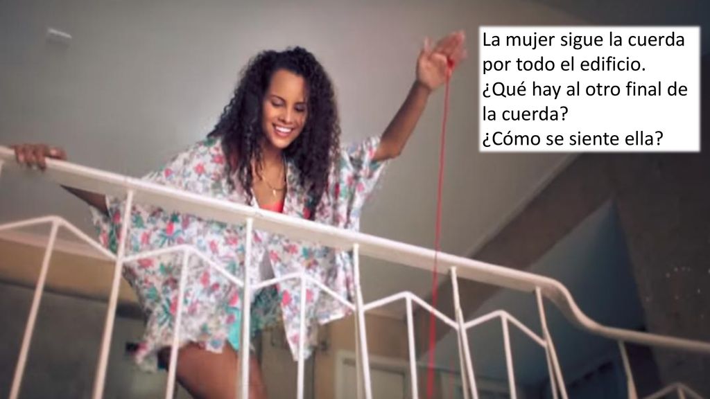 La mujer sigue la cuerda por todo el edificio.