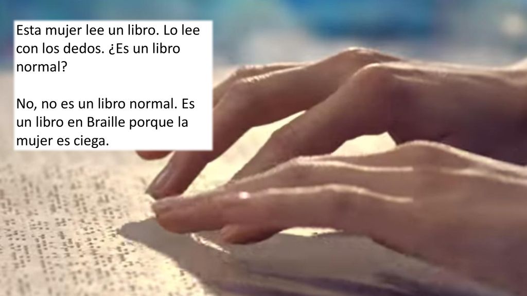 Esta mujer lee un libro. Lo lee con los dedos. ¿Es un libro normal