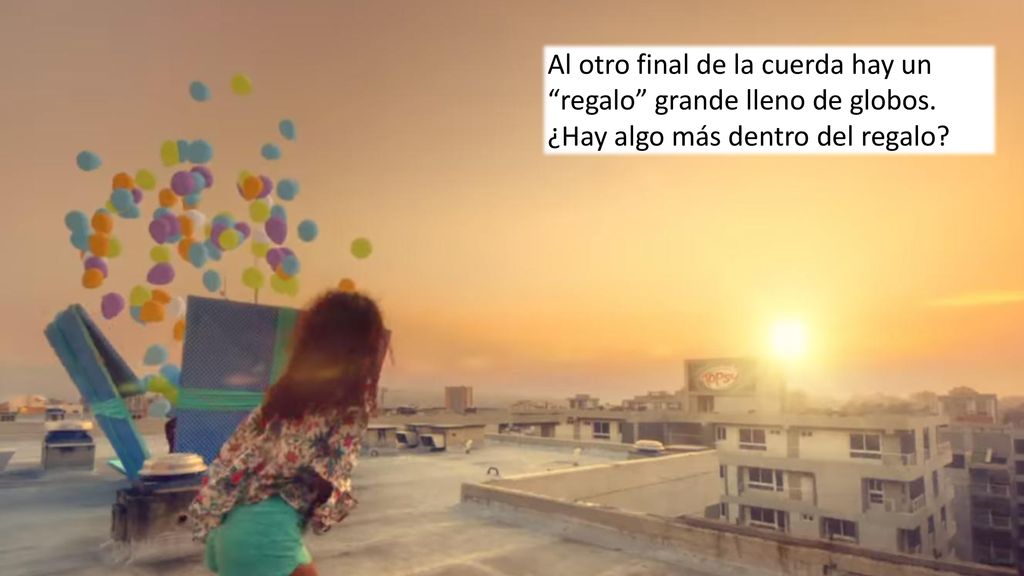 Al otro final de la cuerda hay un regalo grande lleno de globos.