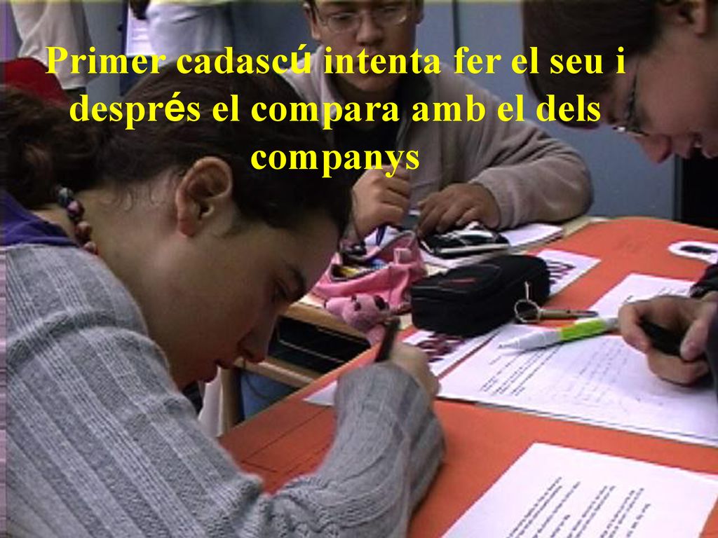 Primer cadascú intenta fer el seu i després el compara amb el dels companys