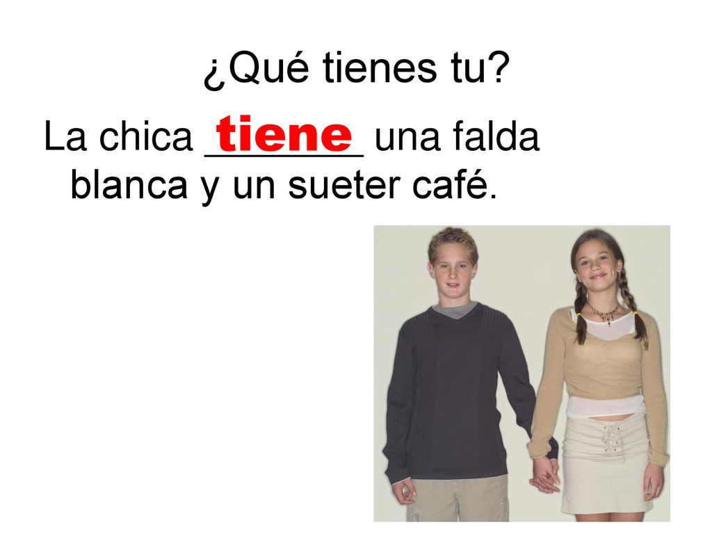 ¿Qué tienes tu tiene La chica _______ una falda blanca y un sueter café.