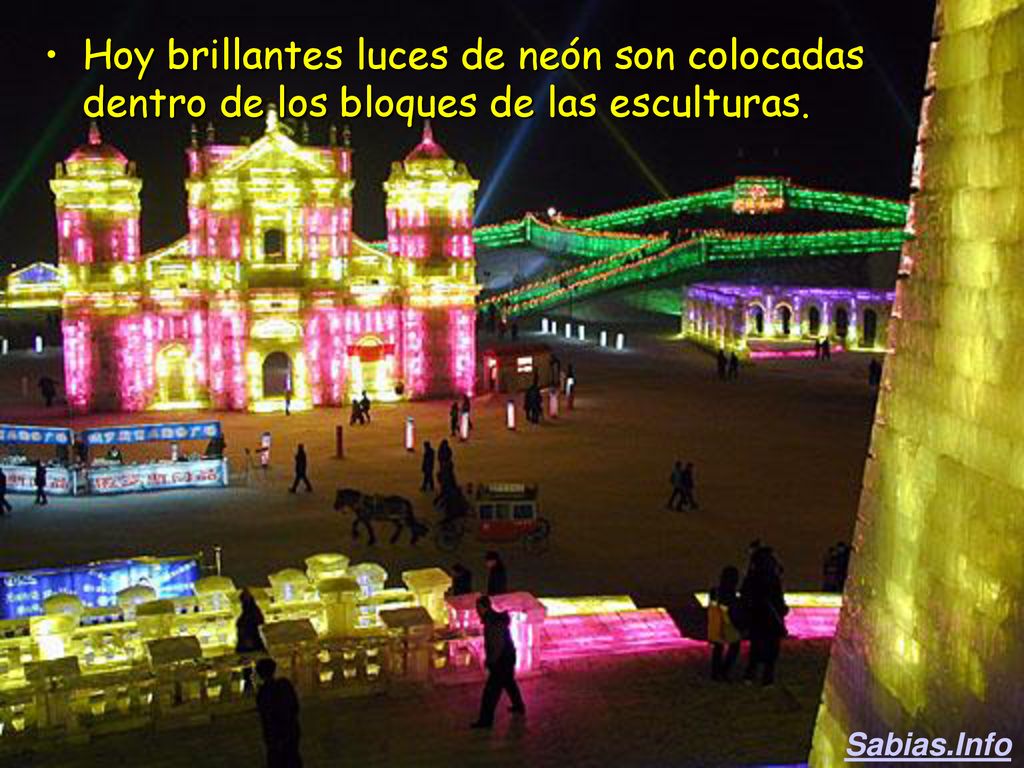 Hoy brillantes luces de neón son colocadas dentro de los bloques de las esculturas.