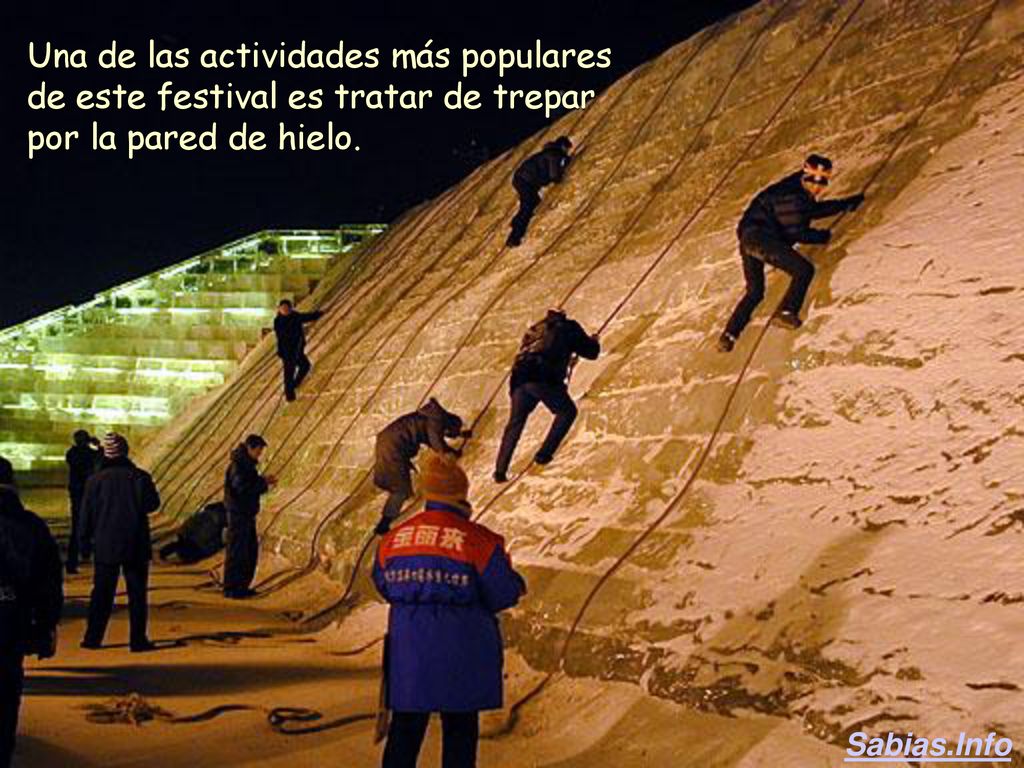 Una de las actividades más populares de este festival es tratar de trepar por la pared de hielo.