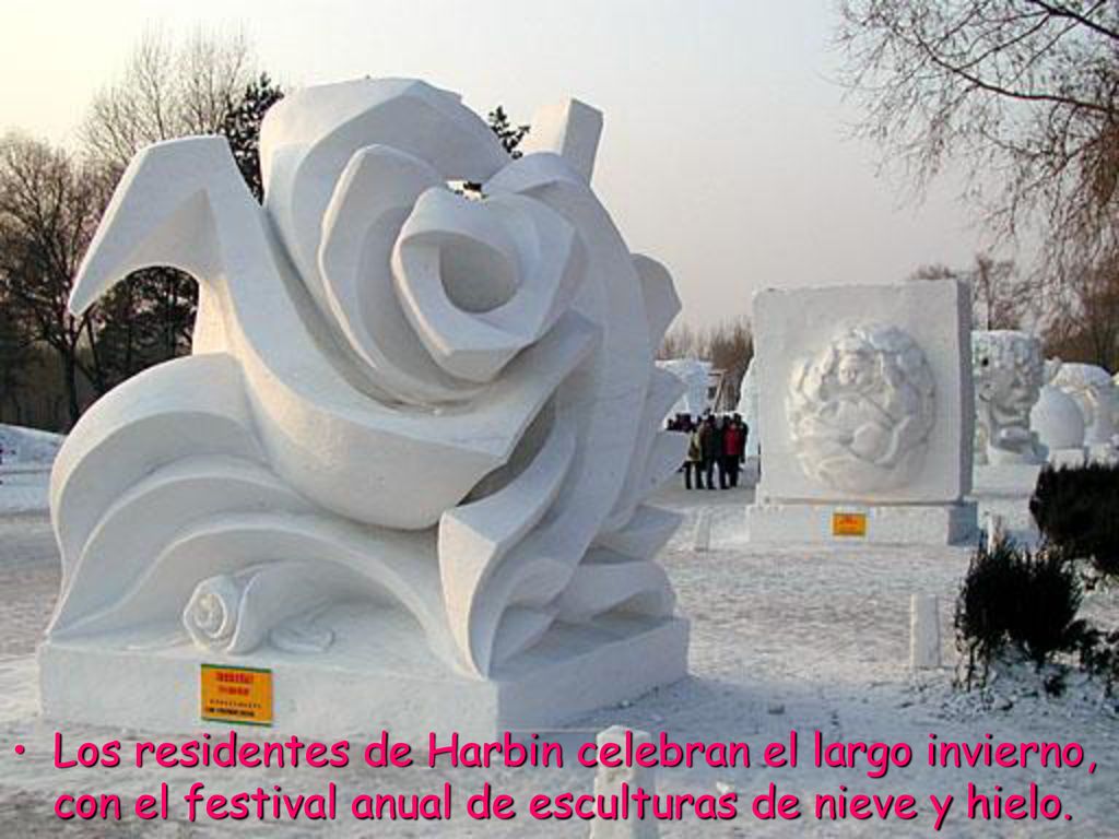 Los residentes de Harbin celebran el largo invierno, con el festival anual de esculturas de nieve y hielo.