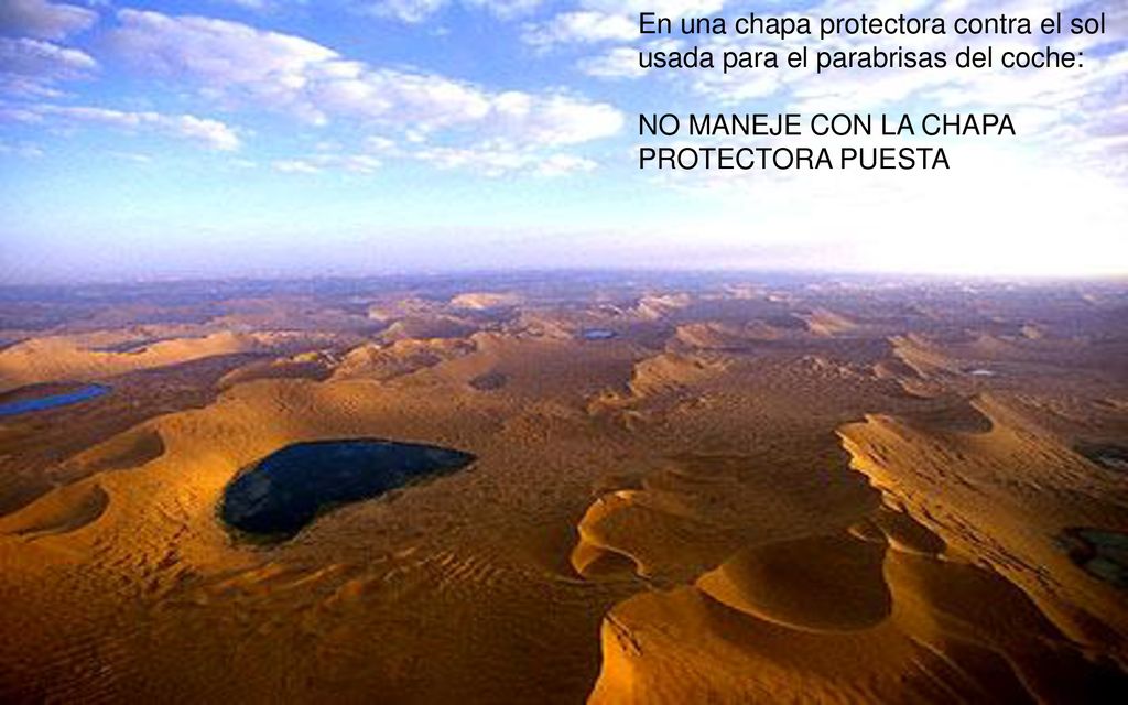 En una chapa protectora contra el sol usada para el parabrisas del coche: NO MANEJE CON LA CHAPA PROTECTORA PUESTA