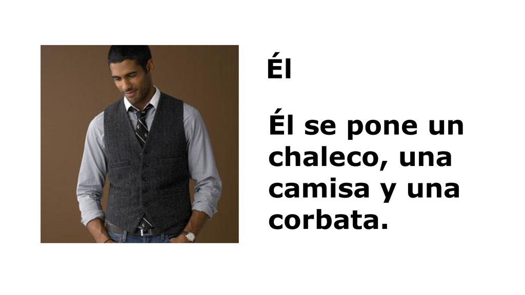 Él Él se pone un chaleco, una camisa y una corbata.