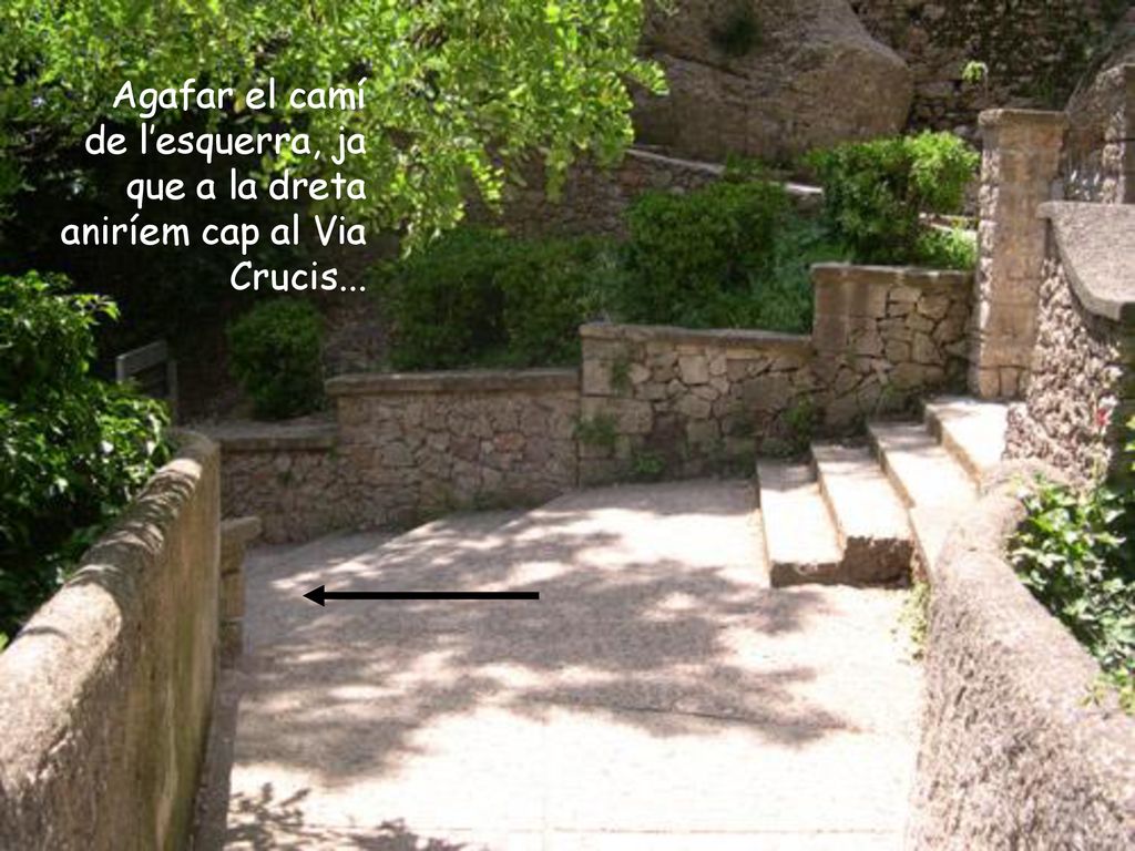 Agafar el camí de l’esquerra, ja que a la dreta aniríem cap al Via Crucis...
