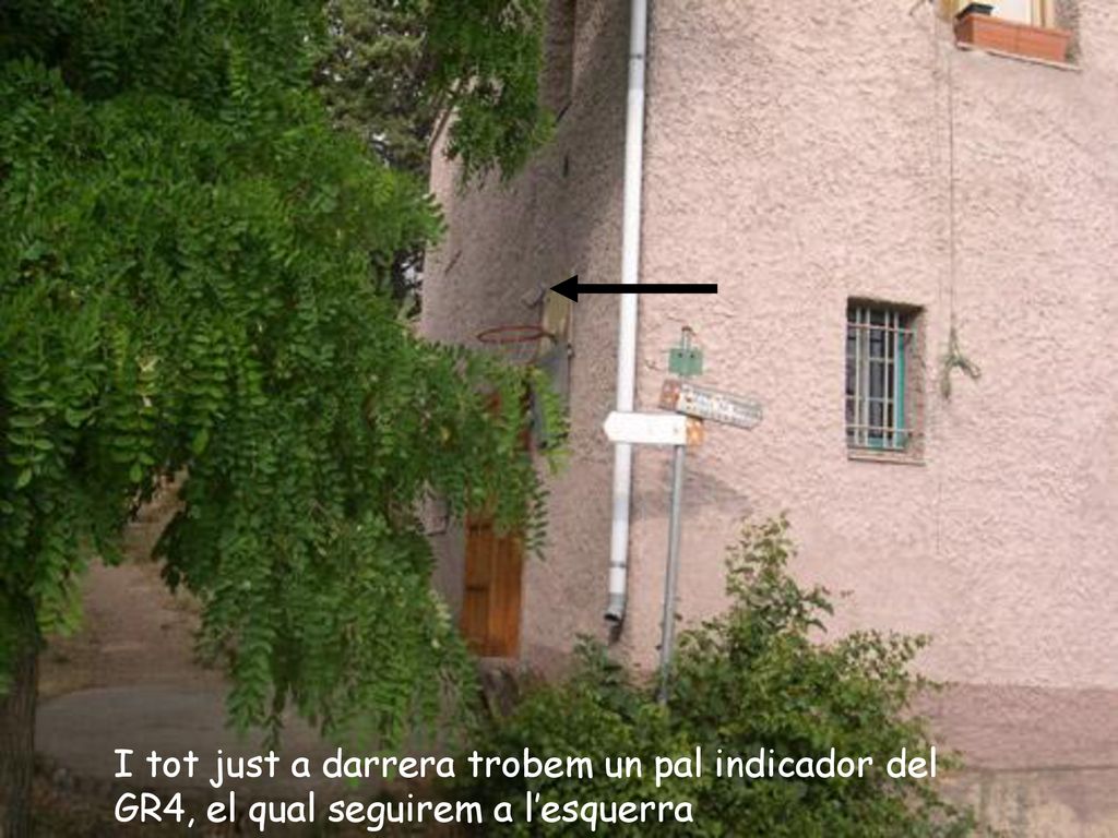 I tot just a darrera trobem un pal indicador del GR4, el qual seguirem a l’esquerra