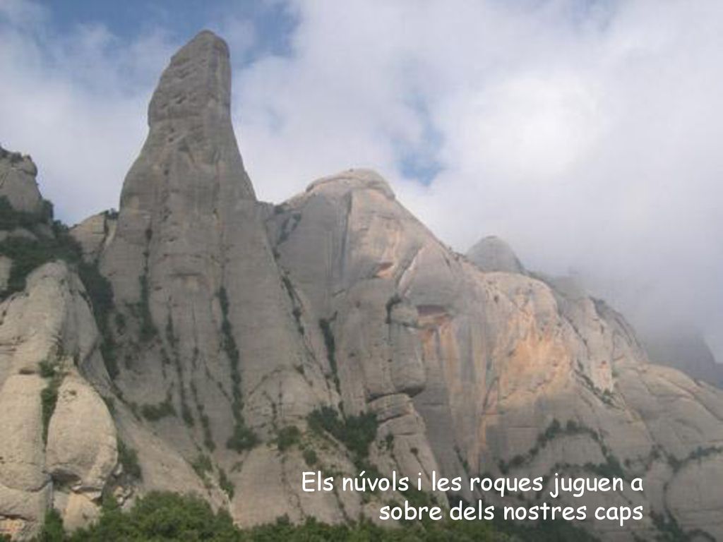 Els núvols i les roques juguen a sobre dels nostres caps