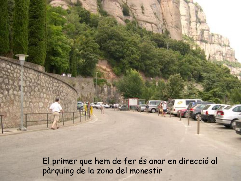 El primer que hem de fer és anar en direcció al pàrquing de la zona del monestir