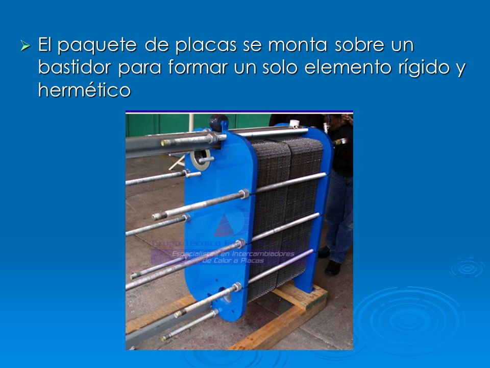 El paquete de placas se monta sobre un bastidor para formar un solo elemento rígido y hermético