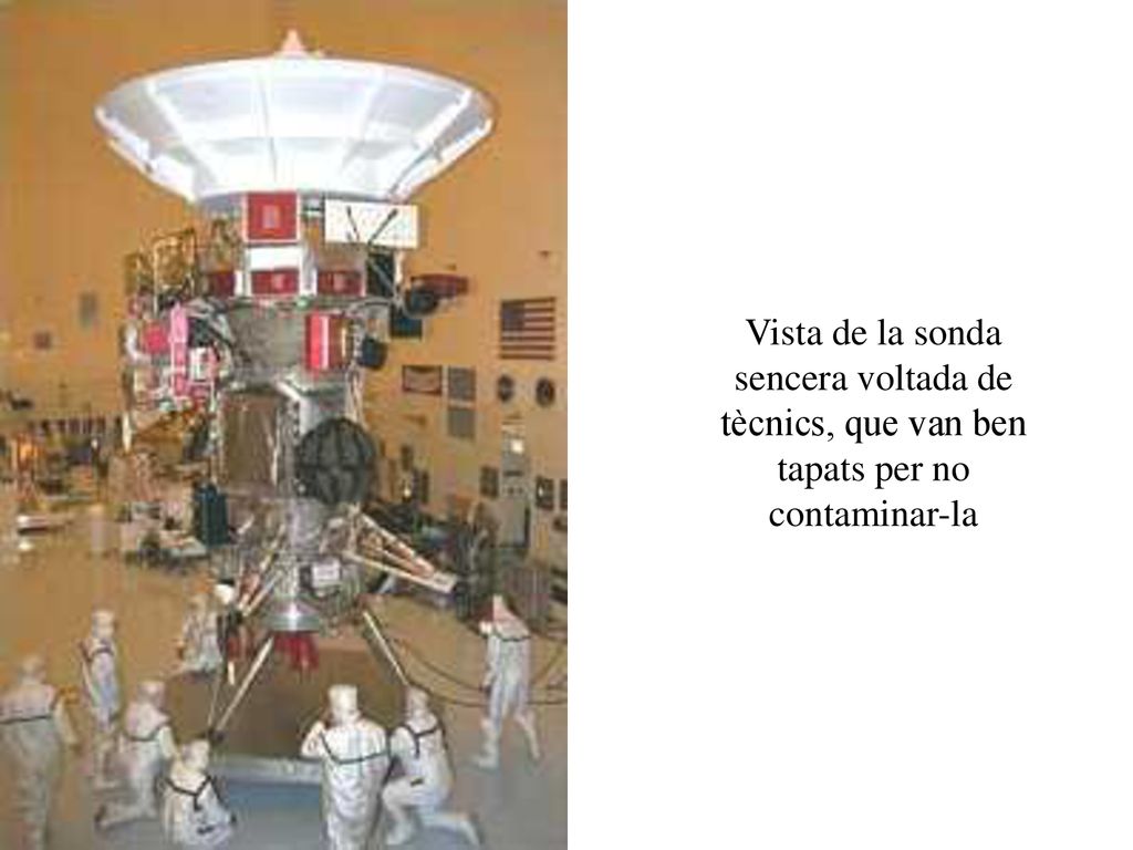 Vista de la sonda sencera voltada de tècnics, que van ben tapats per no contaminar-la