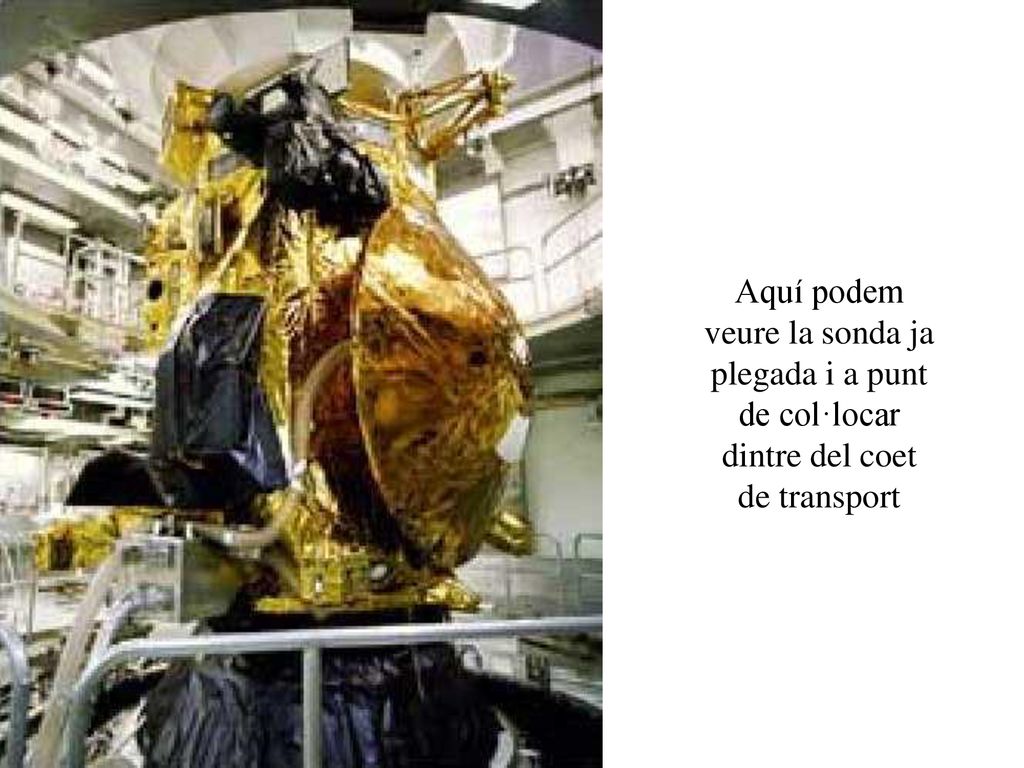 Aquí podem veure la sonda ja plegada i a punt de col·locar dintre del coet de transport