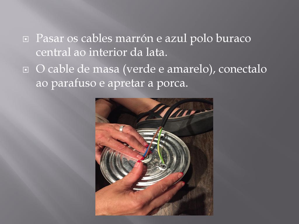 Pasar os cables marrón e azul polo buraco central ao interior da lata.