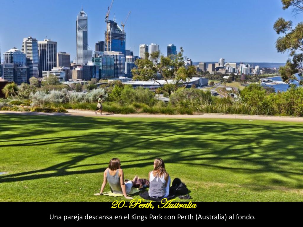 Una pareja descansa en el Kings Park con Perth (Australia) al fondo.