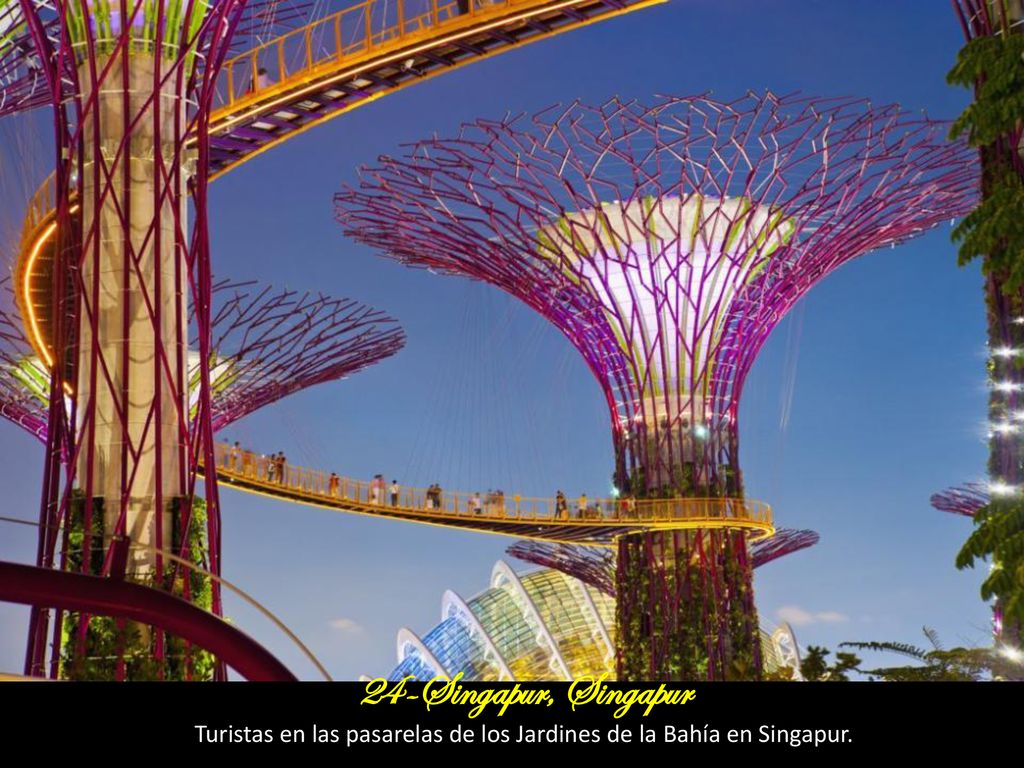 Turistas en las pasarelas de los Jardines de la Bahía en Singapur.