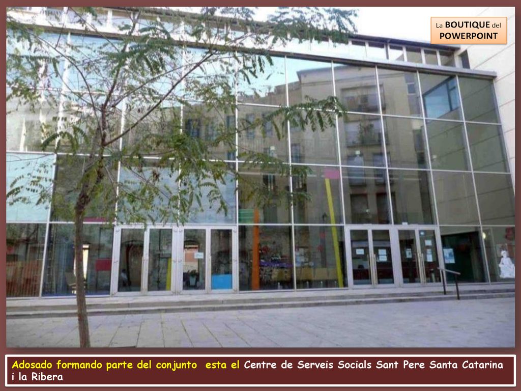 Adosado formando parte del conjunto esta el Centre de Serveis Socials Sant Pere Santa Catarina i la Ribera