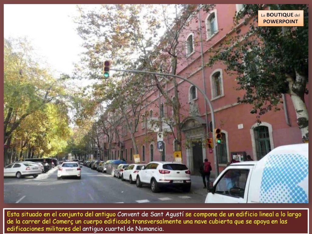 Esta situado en el conjunto del antiguo Convent de Sant Agustí se compone de un edificio lineal a lo largo de la carrer del Comerç un cuerpo edificado transversalmente una nave cubierta que se apoya en las edificaciones militares del antiguo cuartel de Numancia.