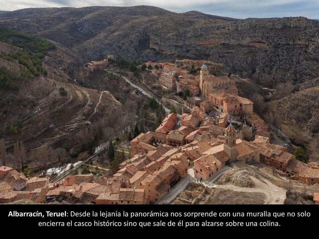 Albarracín, Teruel: Desde la lejanía la panorámica nos sorprende con una muralla que no solo encierra el casco histórico sino que sale de él para alzarse sobre una colina.