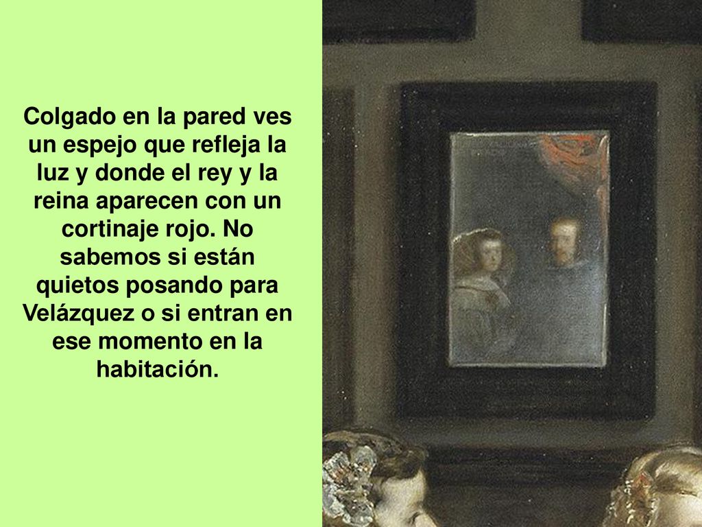 Colgado en la pared ves un espejo que refleja la luz y donde el rey y la reina aparecen con un cortinaje rojo.