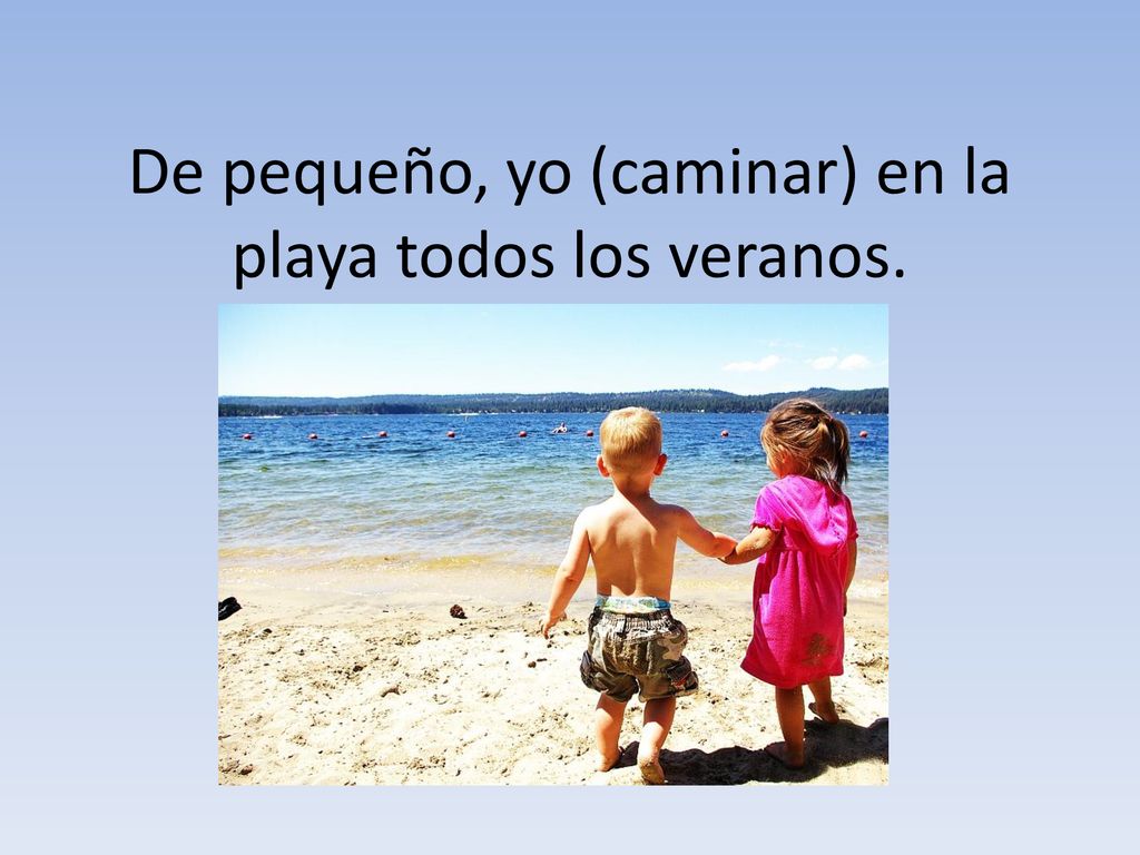 De pequeño, yo (caminar) en la playa todos los veranos.