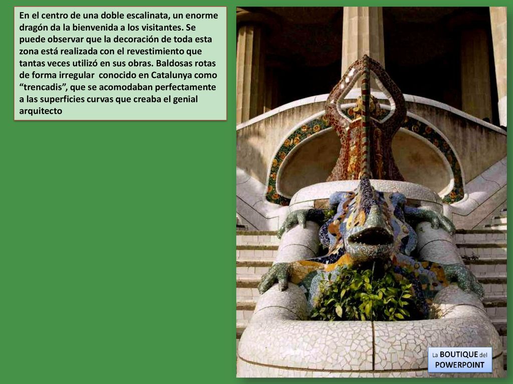 En el centro de una doble escalinata, un enorme dragón da la bienvenida a los visitantes.