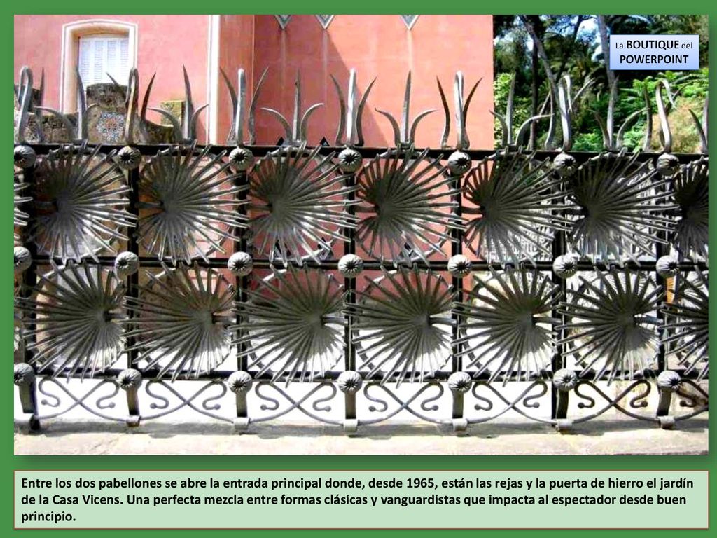 Entre los dos pabellones se abre la entrada principal donde, desde 1965, están las rejas y la puerta de hierro el jardín de la Casa Vicens.