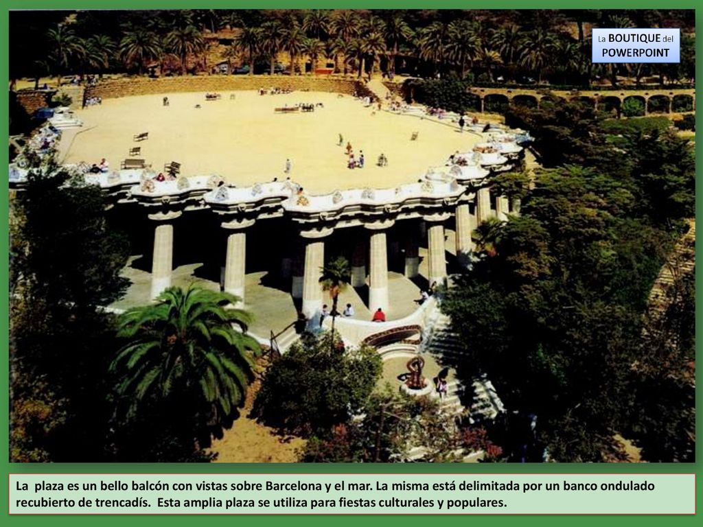 La plaza es un bello balcón con vistas sobre Barcelona y el mar